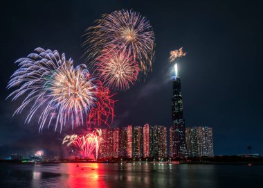 Havai fişekler mutlu yeni yıl 2021, Ho Chi Minh şehir manzarası üzerinde gökyüzünü aydınlatıyor. Landmark 81 nehir tarafından. 81, Vietnam 'daki en yüksek binadır.