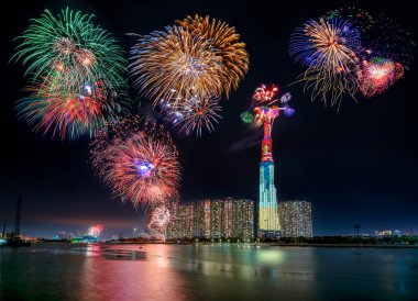 Renkli havai fişekler mutlu yeni yıl 2021 Ho Chi Minh şehir manzarası üzerinde gökyüzünü aydınlatacak Landmark 81 nehir tarafından. 81, Vietnam 'daki en yüksek binadır.