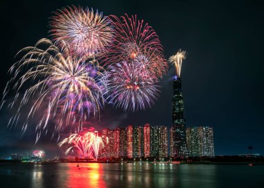 Renkli havai fişekler mutlu yeni yıl 2021 Ho Chi Minh şehir manzarası üzerinde gökyüzünü aydınlatacak Landmark 81 nehir tarafından. 81, Vietnam 'daki en yüksek binadır.