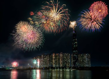 Renkli havai fişekler mutlu yeni yıl 2021 Ho Chi Minh şehir manzarası üzerinde gökyüzünü aydınlatacak Landmark 81 nehir tarafından. 81, Vietnam 'daki en yüksek binadır.