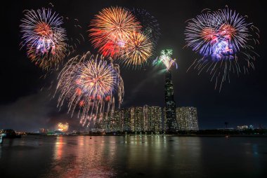 Renkli havai fişekler mutlu yeni yıl 2021 Ho Chi Minh şehir manzarası üzerinde gökyüzünü aydınlatacak Landmark 81 nehir tarafından. 81, Vietnam 'daki en yüksek binadır.