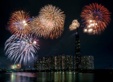 Renkli havai fişekler mutlu yeni yıl 2021 Ho Chi Minh şehir manzarası üzerinde gökyüzünü aydınlatacak Landmark 81 nehir tarafından. 81, Vietnam 'daki en yüksek binadır.