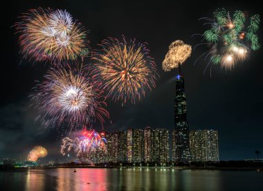 Renkli havai fişekler mutlu yeni yıl 2021 Ho Chi Minh şehir manzarası üzerinde gökyüzünü aydınlatacak Landmark 81 nehir tarafından. 81, Vietnam 'daki en yüksek binadır.