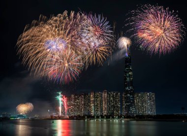 Renkli havai fişekler mutlu yeni yıl 2021 Ho Chi Minh şehir manzarası üzerinde gökyüzünü aydınlatacak Landmark 81 nehir tarafından. 81, Vietnam 'daki en yüksek binadır.