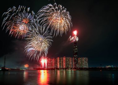 Renkli havai fişekler mutlu yeni yıl 2021 Ho Chi Minh şehir manzarası üzerinde gökyüzünü aydınlatacak Landmark 81 nehir tarafından. 81, Vietnam 'daki en yüksek binadır.
