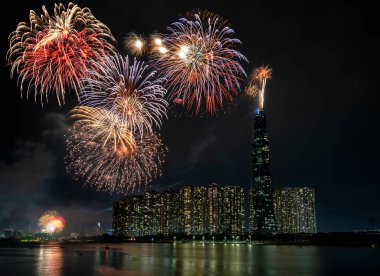 Renkli havai fişekler mutlu yeni yıl 2021 Ho Chi Minh şehir manzarası üzerinde gökyüzünü aydınlatacak Landmark 81 nehir tarafından. 81, Vietnam 'daki en yüksek binadır.
