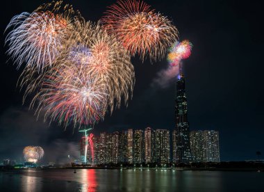 Renkli havai fişekler mutlu yeni yıl 2021 Ho Chi Minh şehir manzarası üzerinde gökyüzünü aydınlatacak Landmark 81 nehir tarafından. 81, Vietnam 'daki en yüksek binadır.