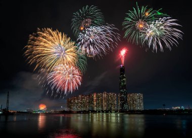 Gökdelen mimarisinin yanında renkli soyut havai fişekler 2021 mutlu yılının mimarisi