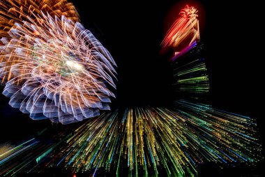 Gökdelen mimarisinin yanında renkli soyut havai fişekler 2021 mutlu yılının mimarisi