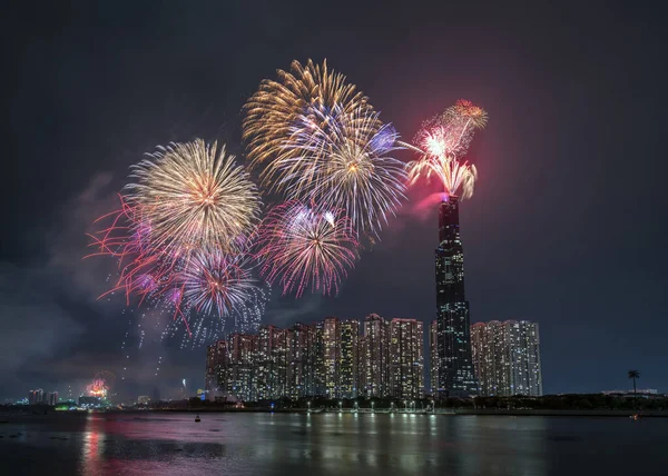 Färgglada Fyrverkerier Gott Nytt 2021 Lysa Upp Himlen Över Affärsdistriktet — Stockfoto