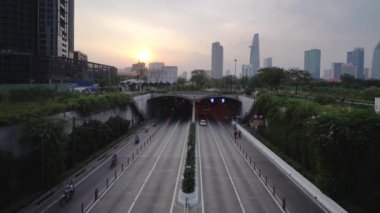 Ho Chi Minh şehri, Vietnam, 1 Nisan 2020, öğleden sonra Thu Thiem tüneli çıkışında yoğun bir trafik vardı. Bu Ho Chi Minh City, Vietnam 'daki Saigon nehri boyunca bir ekonomik ulaşım projesi.