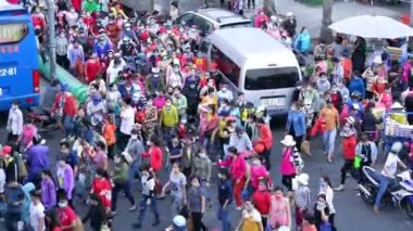 Ho Chi Minh şehri, Vietnam, 9 Nisan 2020: Ho Chi Minh City, Vietnam 'da bir günlük sıkı çalışmanın ardından binlerce işçiyle yoğun trafik yoğunluğu