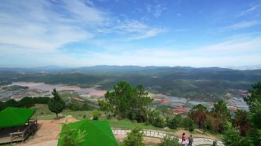 Vietnam 'ın dağlık kesimlerinde tarım için sebze ve çiçek yetiştiren küçük köylerin bulunduğu vadiye bakan dağın en üst manzarası.