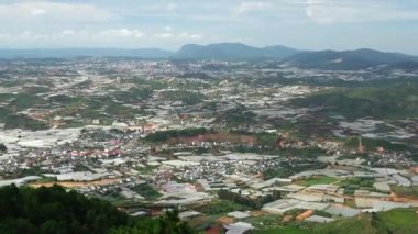 Vietnam 'ın dağlık kesimlerinde tarım için sebze ve çiçek yetiştiren küçük köylerin bulunduğu vadiye bakan dağın en üst manzarası.