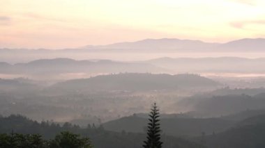 Sabahları, ılıman iklimin sebze ve meyve yetiştirmek için elverişli olduğu dağlık arazi sisli tepeleri kaplıyordu.