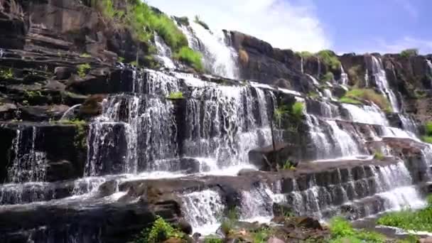 Водопад Ранним Зимним Днем Водой Текущей Над Скалами Создавая Захватывающую — стоковое видео