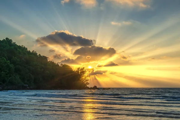 Güzel körfezde gün doğumu. O yeni gün, turizm adası Phu Quoc, Vietnam 'da.