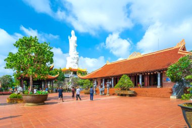 Phu Quoc, Vietnam - 5 Mart 2021: Ho Quoc Pagoda 'nın dışındaki manzara, yerli halk ve turistlerin Phu Quoc adasına geldiği yer, Vietnam