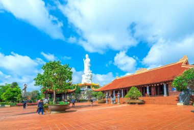 Phu Quoc, Vietnam - 5 Mart 2021: Ho Quoc Pagoda 'nın dışındaki manzara, yerli halk ve turistlerin Phu Quoc adasına geldiği yer, Vietnam