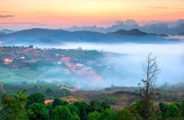 Alba Sull Altopiano Mattino Coperto Dalla Nebbia Sottostante Paesaggio Così — Foto Stock