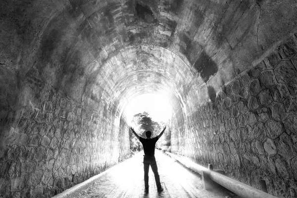 Turista Silhueta Explorada Antigo Túnel Ferroviário Abandonada Arquitetura Século Xix — Fotografia de Stock