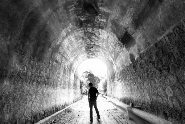 Turista Silhueta Explorada Antigo Túnel Ferroviário Abandonada Arquitetura Século Xix — Fotografia de Stock