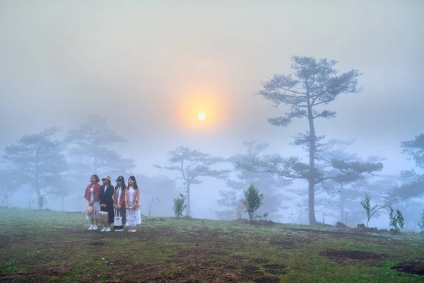 Lat Vietnam Április 2021 Turisták Figyelik Hajnalt Egy Ködös Reggeli — Stock Fotó