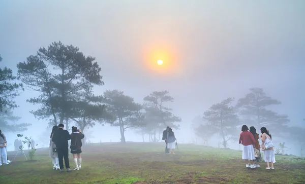 Lat Vietnam Április 2021 Turisták Figyelik Hajnalt Egy Ködös Reggeli — Stock Fotó