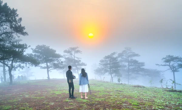 Lat Vietnã Abril 2021 Turistas Observando Amanhecer Uma Enevoada Colina — Fotografia de Stock