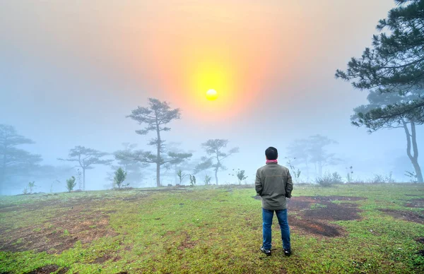 Lat Vietnam April 2021 Resenär Man Står Och Tittar Gryningen — Stockfoto