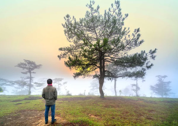 Lat Vietnam April 2021 Resenär Man Står Och Tittar Gryningen — Stockfoto