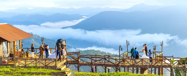 Да Лат, Вьетнам - 4 мая 2021 года: Ландшафт в утренней долине у деревянного моста привлекает множество туристических пар, чтобы сделать свадебные фотографии в высокогорье недалеко от Да Лата, Вьетнам
