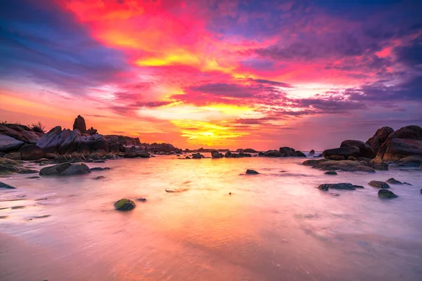 Schöner Sonnenaufgang Strand Unter Den Wellen Die Ufer Des Sanften — Stockfoto