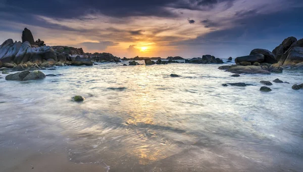 Schöner Sonnenaufgang Strand Unter Den Wellen Die Ufer Des Sanften — Stockfoto