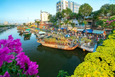 Ho Chi Minh City, Vietnam - 9 Şubat 2021 Kanal iskelesi yakınlarındaki çiçek pazarında. Çiftçiler, Ho Chi Minh, Vietnam 'daki Ay Yeni Yılı' nda kayısı çiçeği ve diğer çiçekleri satıyor.