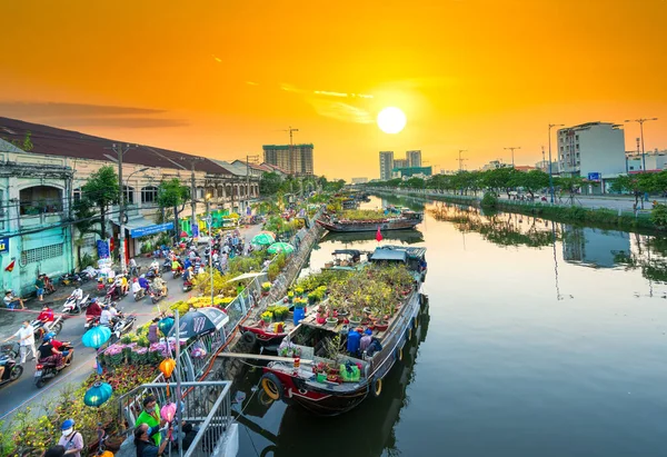 Chi Minh City Vietnam Februari 2021 Solnedgång Båt Docka Blomstermarknaden — Stockfoto