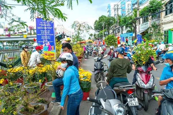 Chi Minh City Vietnam Február 2021 Nyüzsgő Vásárol Virágok Virágpiacon — Stock Fotó