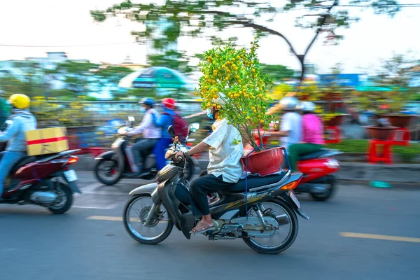 Cidade Chi Minh Vietnã Fevereiro 2021 Pessoas Vietnamitas Dirigindo Uma — Fotografia de Stock