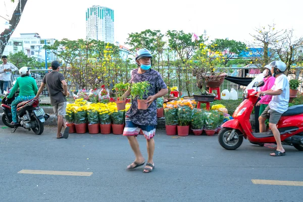 Cidade Chi Minh Vietnã Fevereiro 2021 Pessoas Vietnamitas Dirigindo Uma — Fotografia de Stock