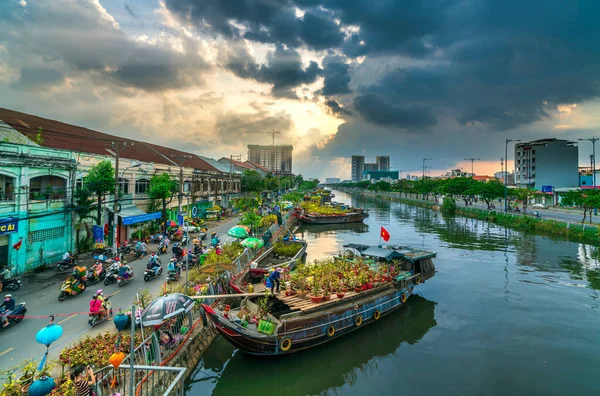 Chi Minh City Vietnam Februari 2021 Blommor Båt Blomstermarknaden Längs — Stockfoto