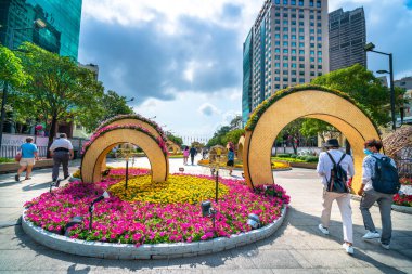 Ho Chi Minh Şehri, Vietnam - 9 Şubat 2021: Sokak boyunca süslenmiş çiçeklerle yürümekte olan Lunar Yeni Yılı, Ho Chi Minh Şehri, Vietnam 'da pek çok turisti cezbediyor.