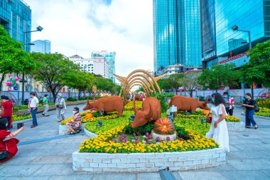 Ho Chi Minh Şehri, Vietnam - 9 Şubat 2021: Sokak boyunca süslenmiş çiçeklerle yürümekte olan Lunar Yeni Yılı, Ho Chi Minh Şehri, Vietnam 'da pek çok turisti cezbediyor.