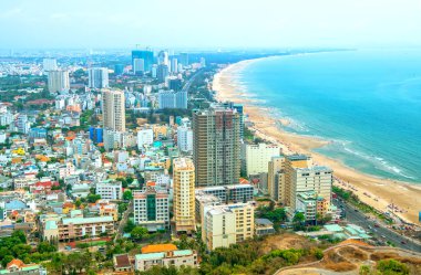 Vung Tau, Vietnam 'da popüler bir sahil kenti. Denize ve dağa yakın kalabalık küçük bir bina var..