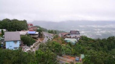 Sabah fırtınası mevsiminde banliyölerde tepenin üstünde bulutlar, yeşil, temiz havayla kaplı köy yolu Vietnam 'ın varoşlarında huzurlu bir yer.