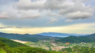 Fırtına bulutlarının geçtiği, dağların Vietnam 'ın dağlık kesimlerindeki güzel geçitlerle geçtiği vadideki küçük bir kasabada zaman su gibi akıp geçiyor.