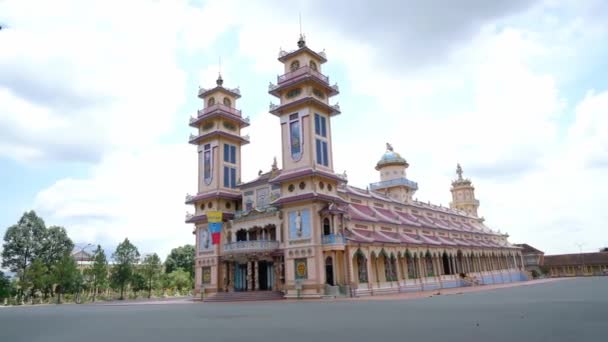 ベトナム 2020年9月18日 聖なる寺院の外の風景は1926年に建てられました これは正式に訪問し ベトナムで賞賛する観光客の教会の塔の中心です — ストック動画