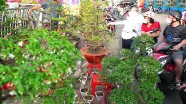 Ho Chi Minh Şehri, Vietnam - 9 Şubat 2021: Çiçek pazarından çiçek alma telaşı, yerel halk dekorasyon amacıyla çiçek satın alıyor..