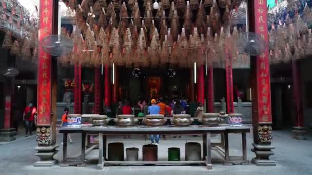 2021年2月11日 越南胡志明市 在越南胡志明市 春光明媚的庙宇气氛与朝圣者一起为和平祈祷 这也是香熏民族的新年传统 — 图库视频影像