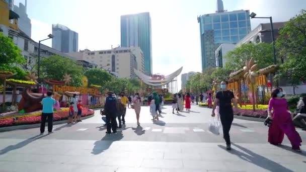 베트남의 호치민 거리에 새해를 베트남의 호치민 방문하는 관광객을 들인다 — 비디오