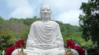 Vung Tau, Vietnam - 25 Şubat 2021: Büyük Buda heykeli bahar sabahı dağın eteklerinde, Budistlerin aileleri için Vung Tau, Vietnam 'da barış için dua ettikleri bir yer.